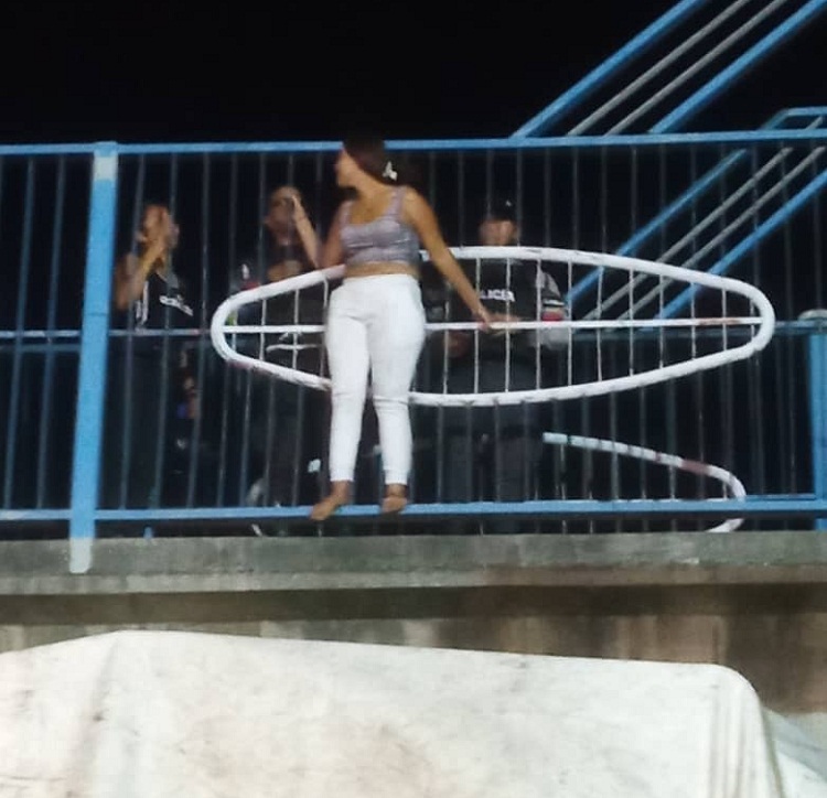 Adolescente intentó lanzarse desde una pasarela en Barquisimeto (Fotos)