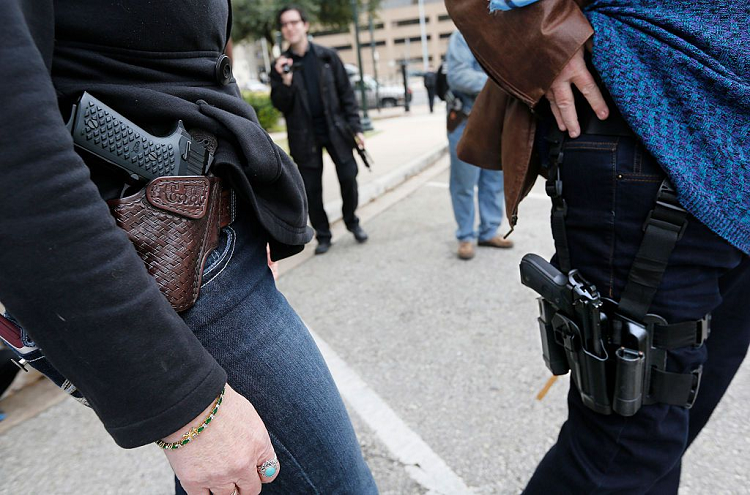 Texas permite ahora portar un arma de fuego en público sin capacitación ni licencia