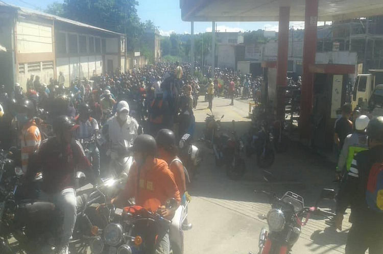 Motorizados protestan por falta de combustible en Valera