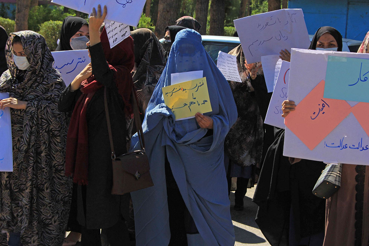 Mujeres afganas protestan para pedir a talibanes sus derechos