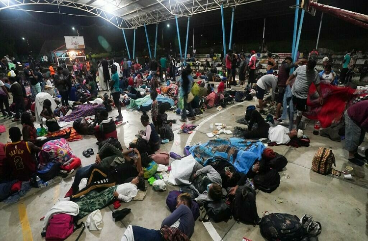 Agentes mexicanos desintegran caravana de migrantes venezolanos, cubanos y centroamericanos