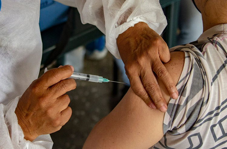 Colombia aplicará tercera dosis de vacuna anticovid a mayores de 70 años
