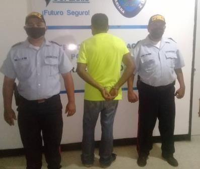 Arrestaron a un hombre por azotar a su pareja con un cable