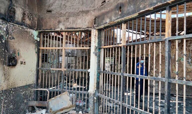 Incendio deja 41 reclusos muertos en prisión de Indonesia