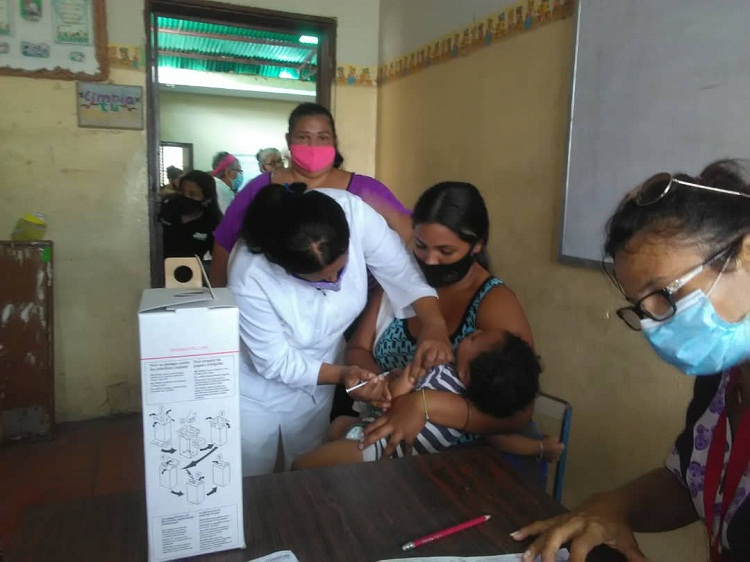 Jornada de vacunación atiende a más de 100 personas del casco central de Punto Fijo
