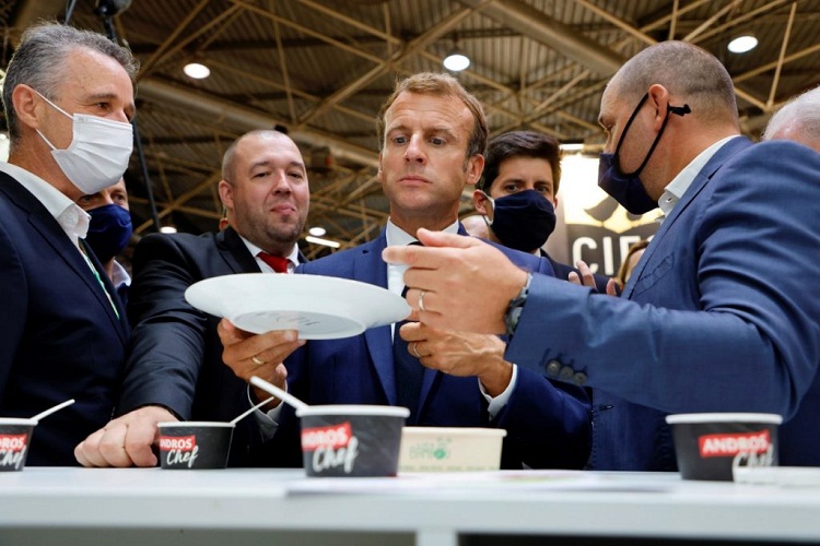 Lanzan un huevo al presidente de Francia durante un acto público