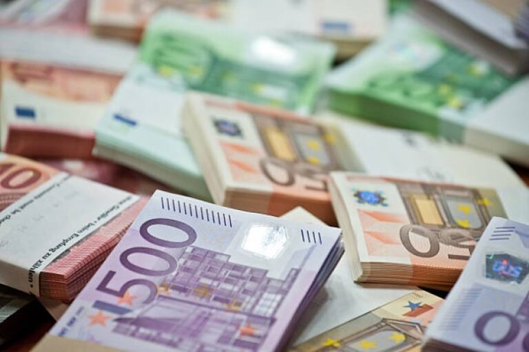 El euro cae a su valor más bajo frente al dólar desde 2002