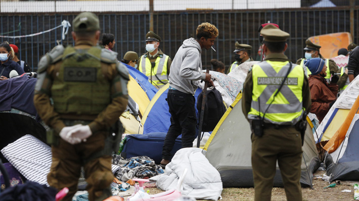 Desalojo de migrantes en plaza de Chile deja 14 detenidos