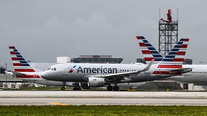 Detienen a pasajero que abrió la puerta de emergencia y saltó al ala de un avión en aeropuerto de Miami