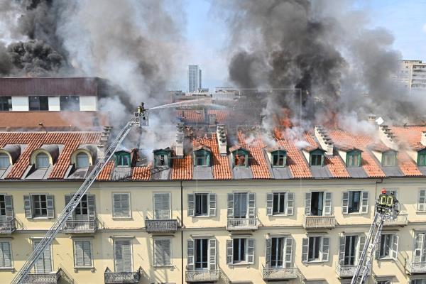 Cinco heridos y cien evacuados tras incendiarse un edificio en Italia
