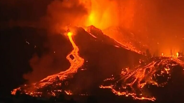 Lava del volcán de La Palma tiene una altura de seis metros y avanza a 700 metros por hora