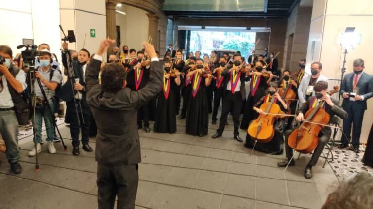 Orquesta juvenil venezolana ofrece concierto a los negociadores en México