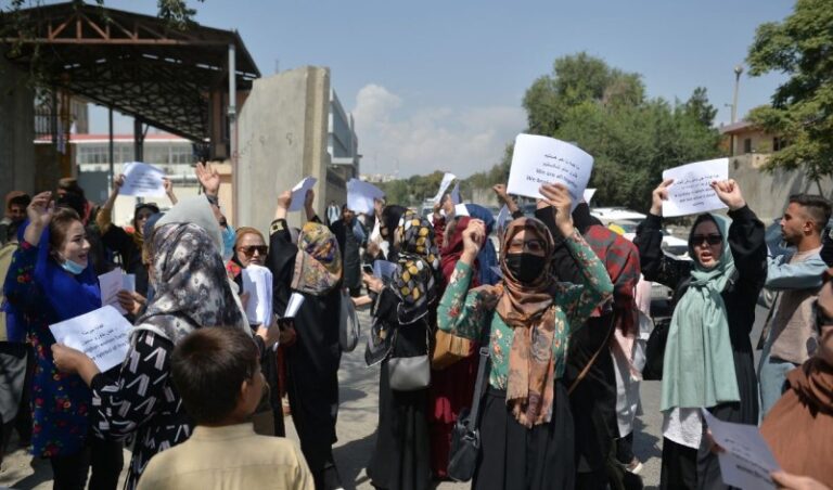 Los talibanes dispersan con disparos al aire múltiples protestas en Afganistán