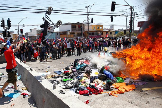 Fiscalía chilena ordenó investigar la quema de pertenencias de migrantes venezolanos durante protestas