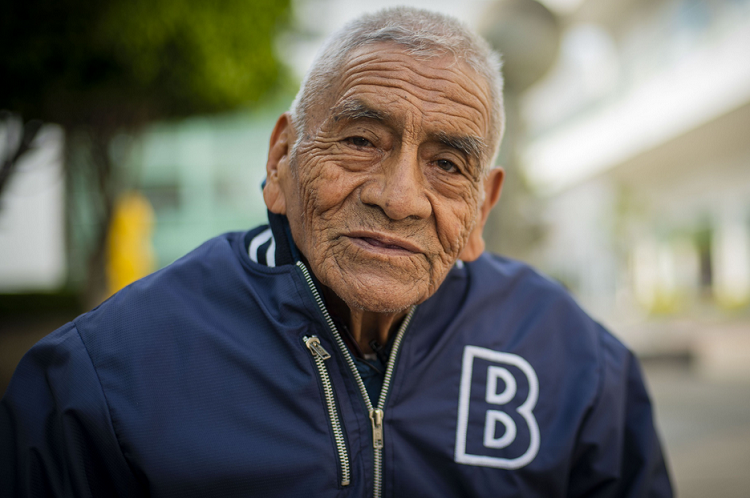 Se graduó de ingeniero a los 85 años y busca trabajo