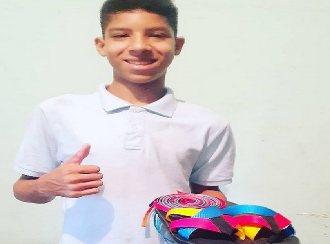 Niño de 14 años se inventó un exitoso mercado de chanclas en Bolívar