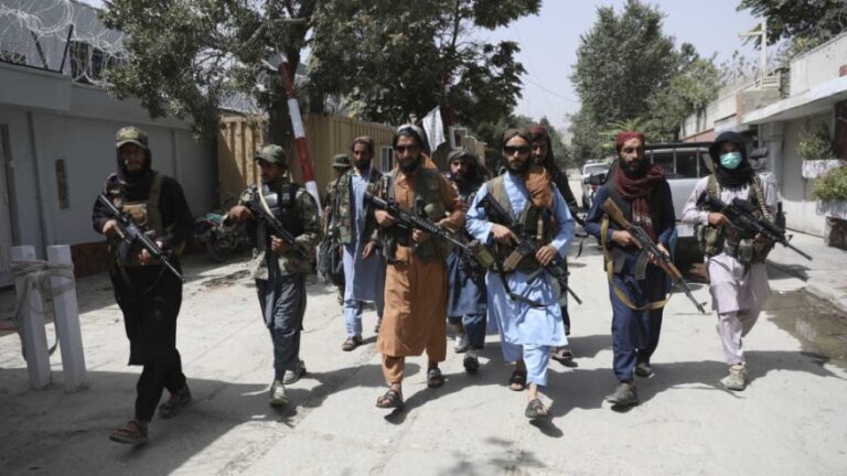 Los talibanes intensifican su ofensiva contra el último bastión opositor