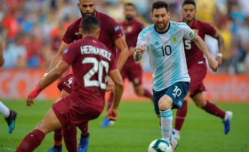 «Locos por Messi»: Fanáticos venezolanos saltaron vallas para verlo de cerca en la cancha de la UCV (+Video)