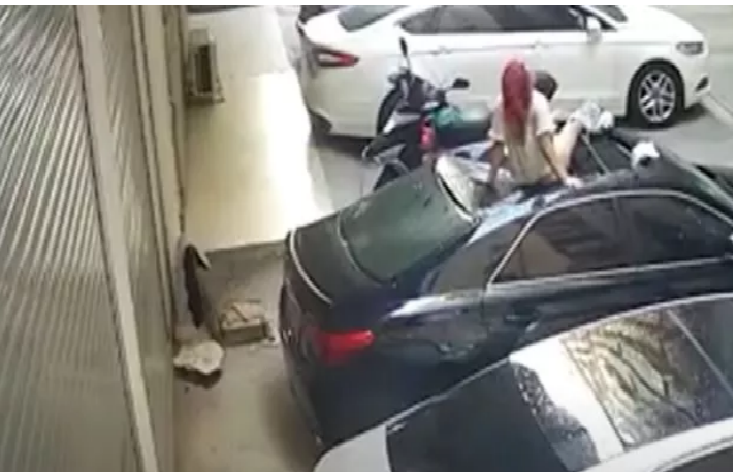 Mujer cayó desde un balcón en el que tenía relaciones sexuales (+video)