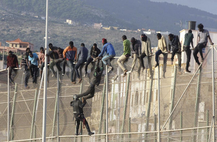 Unos 700 migrantes intentan entrar en España por la frontera de Melilla