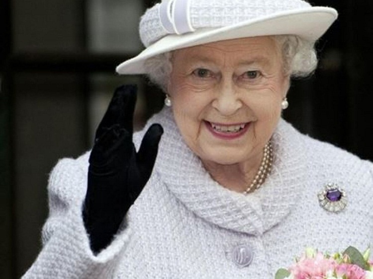 La reina Isabel II fue hospitalizada
