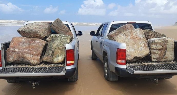 Aparecen en la costa de Brasil «cajas misteriosas» de un barco nazi hundido