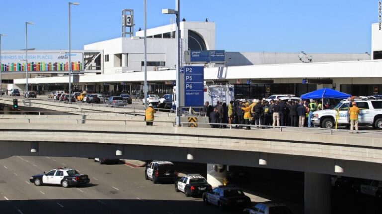 Aeropuerto Internacional de Los Ángeles suspendió todos los vuelos por alerta de seguridad