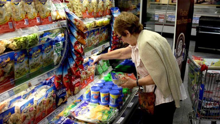 Gobierno de Argentina negocia con empresarios freno a los precios de alimentos