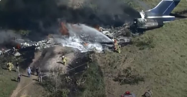 Un avión con 21 personas a bordo se estrella e incendia en Texas