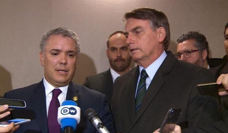 Bolsonaro recibe a Iván Duque en Brasilia con honores de Estado