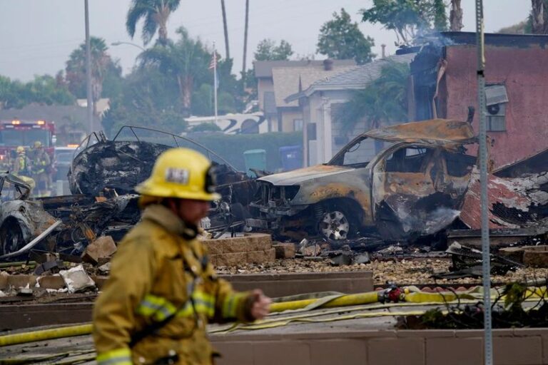 Dos muertos al estrellarse avioneta en zona residencial de California
