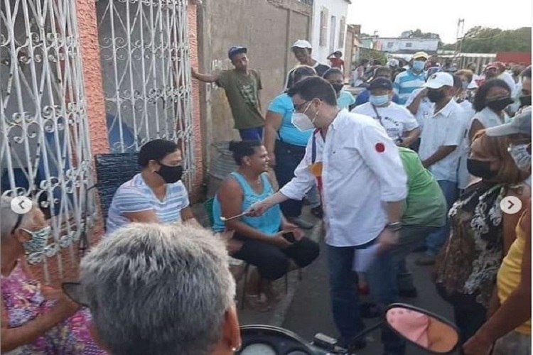 Atilio Yánez recorrió sectores populares de Puerto Cumarebo