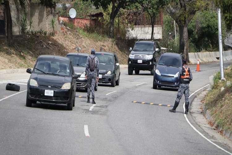 Instalan las alcabalas y piden el salvoconducto para entrar a Caracas