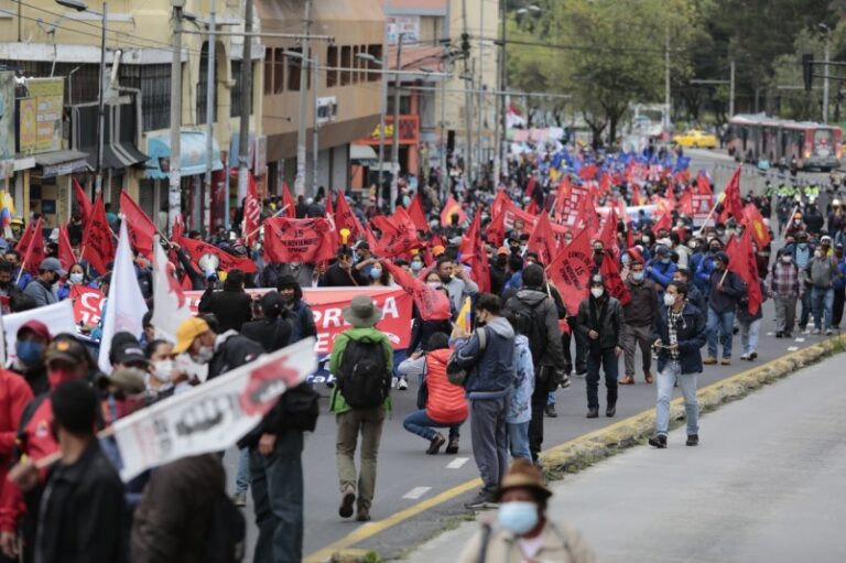 Bloqueos en nueve provincias y choques en la segunda jornada de protestas en Ecuador