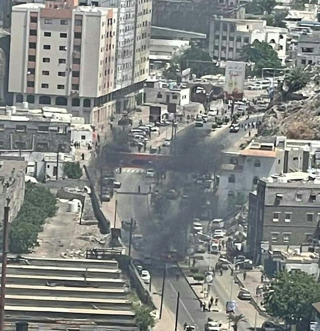 Explota coche bomba al paso del convoy del gobernador de Adén