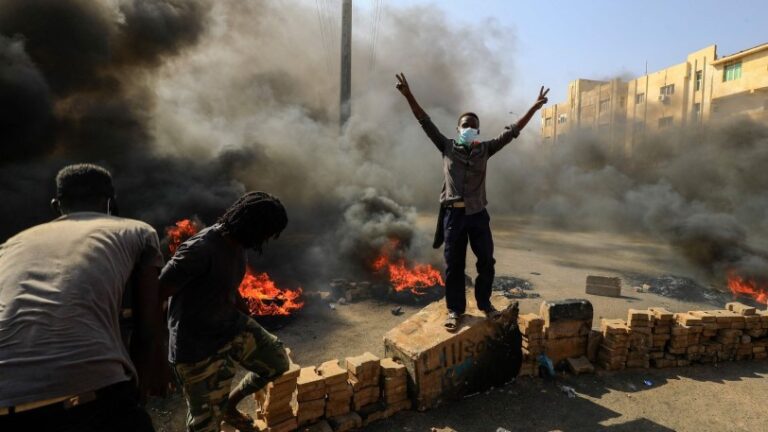 Suben a tres los muertos en las protestas contra golpe de Estado en Sudán