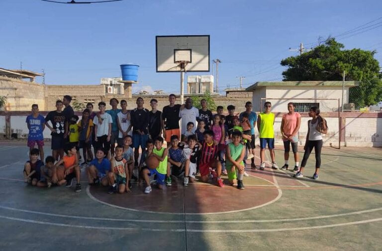 Punto Fijo| Escuela de baloncesto y CDMNNA dictan taller de formación a atletas, padres y representantes