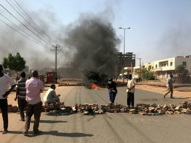 Cortes de calles e internet en Jartum un día después del golpe de Estado