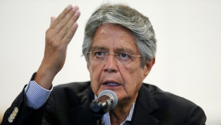 Lasso anuncia la reducción del precio de los combustibles en Ecuador