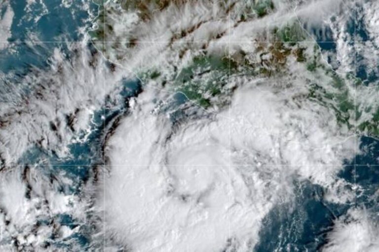 El huracán Rick toca tierra en el estado mexicano de Guerrero