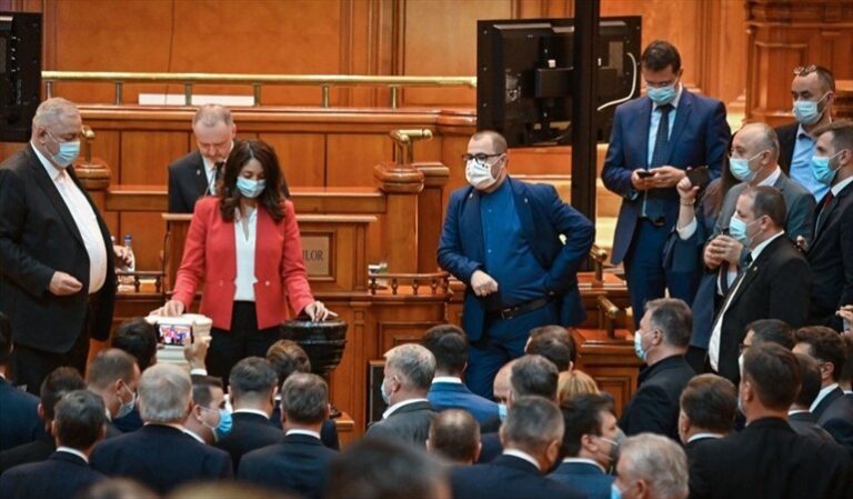Cae gobierno de Rumanía por una moción de censura