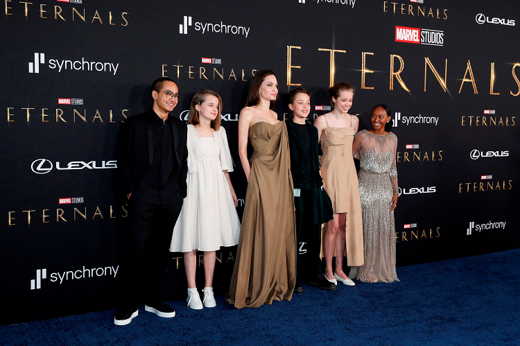 Salma Hayek y Angelina Jolie deslumbran en el estreno de “Eternals” de Marvel