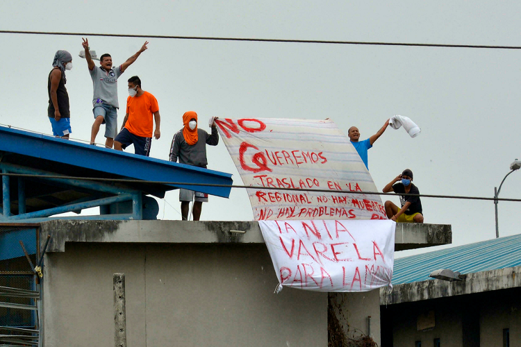 Gobierno ecuatoriano dice que cárceles ya están «bajo control» de militares y policías