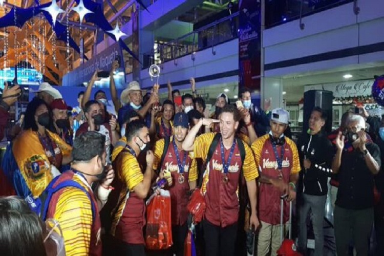 ¡Campeones del  mundo!: Selección criolla sub-23 aterriza a Venezuela