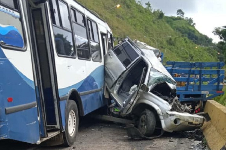 Caracas: Seis heridos en choque entre autobús y camión en Tazón (Vídeo)