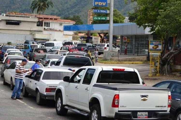 Conductores en Nueva Esparta siguen pariendo por 30 litros de gasolina, la mayoría no aguantan la pela para surtir en dólares