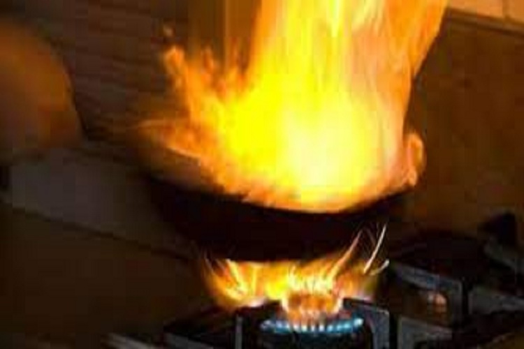 Valencia: Mujer se disponía a cocinar y al encender la cocina explota, quema 30% de su cuerpo