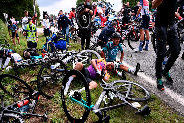 Mujer que provocó la caída masiva del Tour de Francia será juzgada este jueves