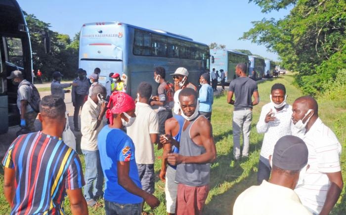 Repatrian a 350 haitianos que viajaban hacia EEUU y llegaron a Cuba «por error»