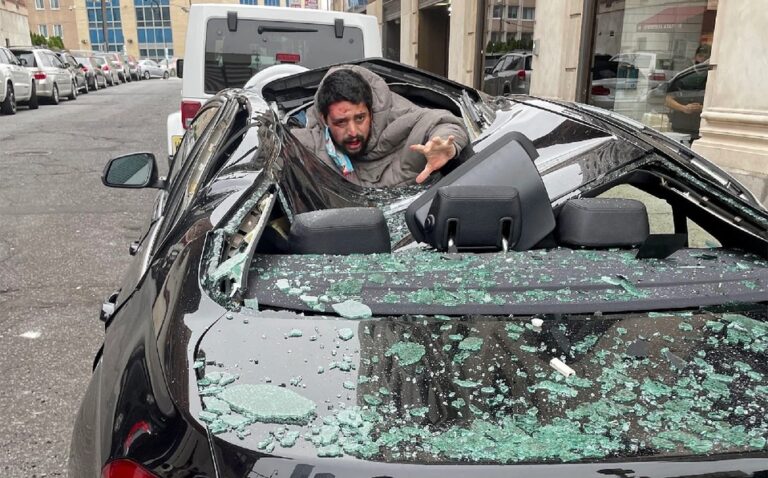 Un hombre se lanzó desde un noveno piso y un lujoso auto le salvó la vida